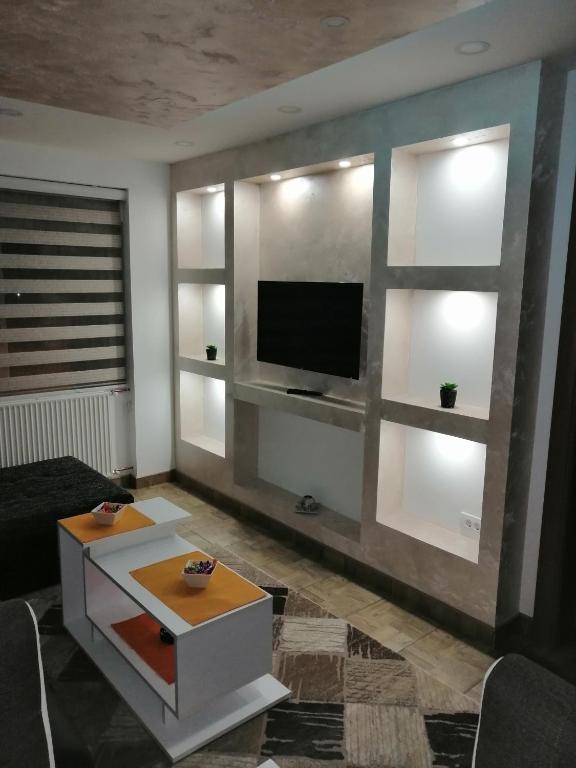 Televízia a/alebo spoločenská miestnosť v ubytovaní Apartman Lara
