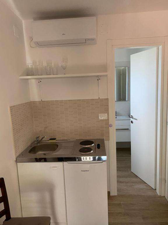una piccola cucina con lavandino e piano cottura di Apartmani Bella Vista a Njivice