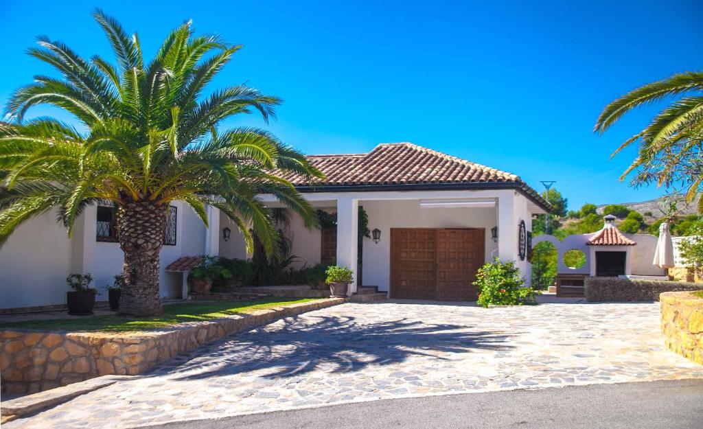 Villa Altozano — 4-Bed Villa with Pool, BBQ & Panoramic Sea Views near Benidorm
