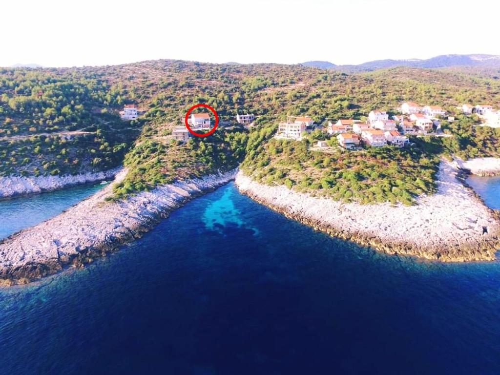 Vue aérienne d'une maison sur une île dans l'eau dans l'établissement Apartments Tanja, à Zavalatica