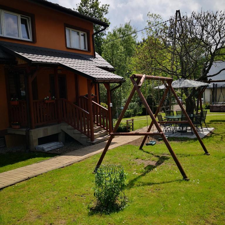 Plac zabaw dla dzieci w obiekcie Apartament Na Rozdrożu