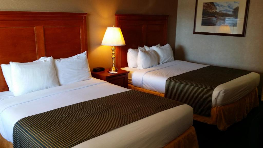 Postel nebo postele na pokoji v ubytování Ramada by Wyndham Flagstaff East