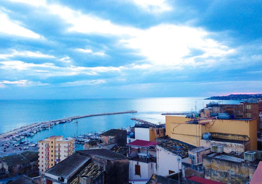 a view of a city with the ocean and buildings at B&B Porta Bagni in Sciacca