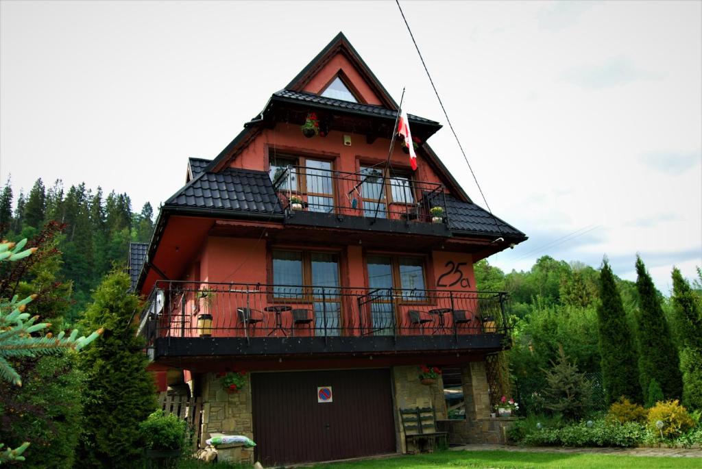 Casa roja grande con balcón en Willa Pod Banderą, en Zakopane