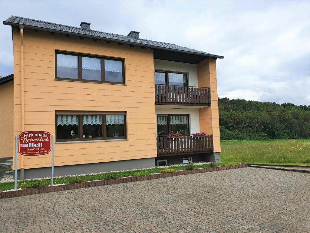 une maison avec un panneau devant elle dans l'établissement Ferienhaus-Naturblick, à Berndorf