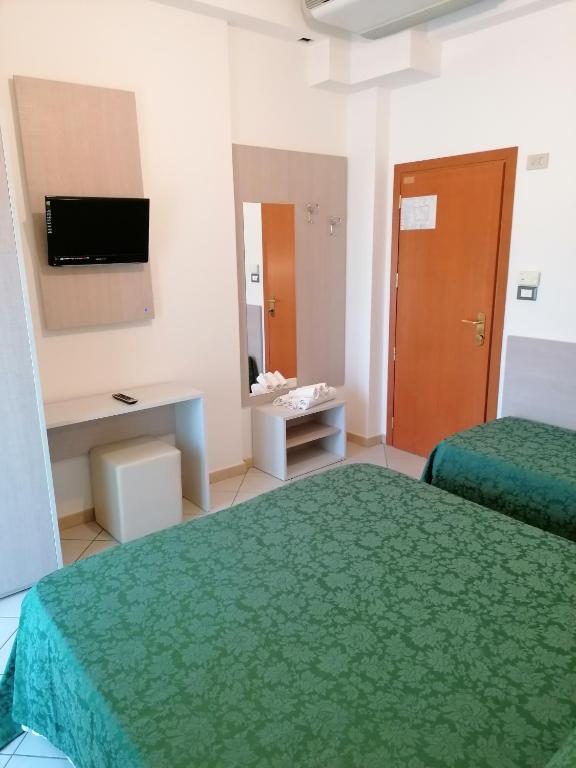 TV a/nebo společenská místnost v ubytování HOTEL ANDREA'S