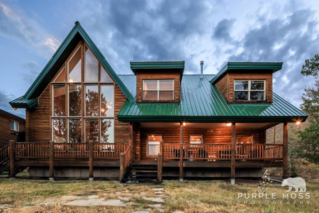 Vacation Home Scofield Lakefront Cabin with private dock, UT