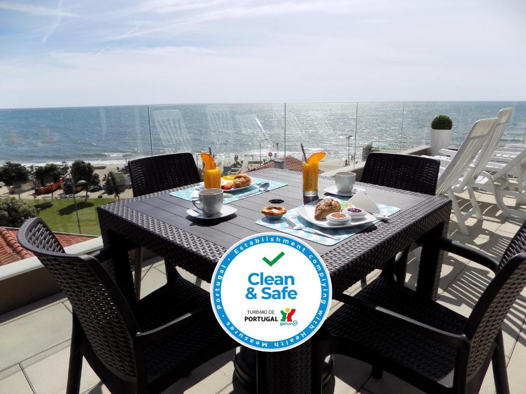 una mesa negra con comida en la parte superior de un balcón en CMB Guesthouse, en Apúlia