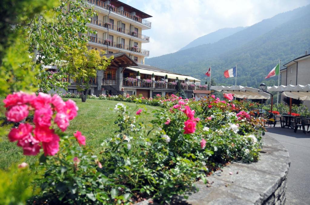 un hotel con fiori di fronte a un edificio di Hotel Monte Nebin a Sampeyre