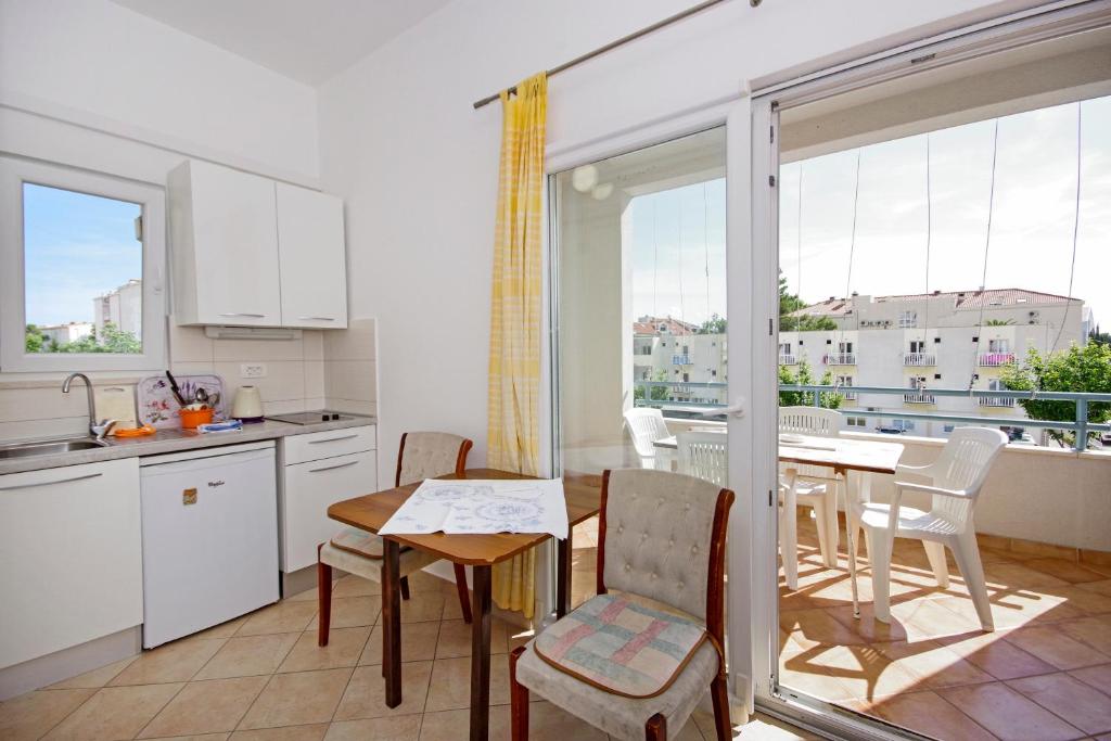 Kuchyňa alebo kuchynka v ubytovaní Apartmani Srzic