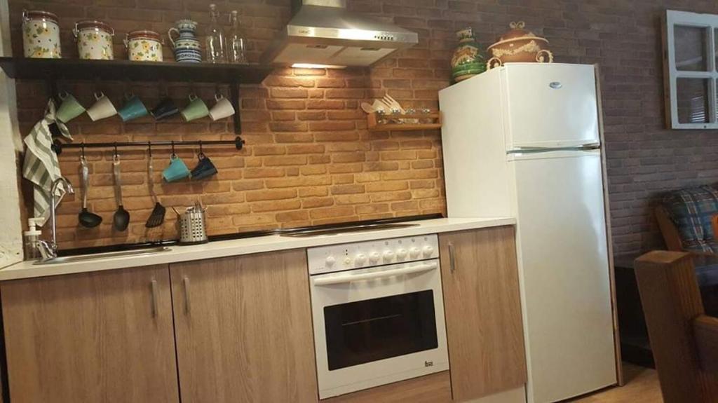 Una cocina con un refrigerador blanco y una estufa. en My Love, en Arenas de San Pedro