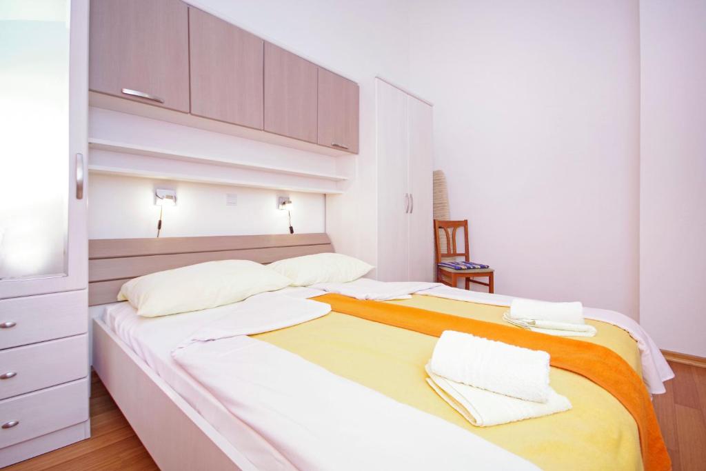 Posteľ alebo postele v izbe v ubytovaní Apartmani Srzic