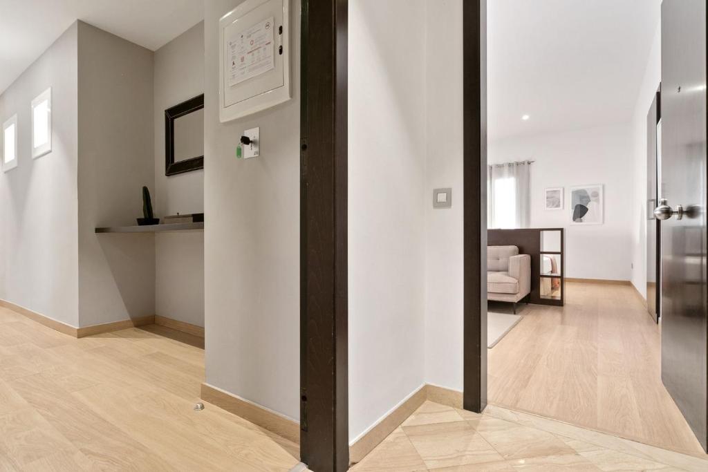 Fisa Rentals Gran Via Apartments - Superior Three-Bedroom Apartment