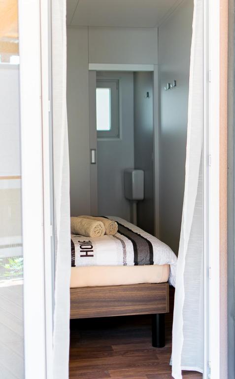 Postel nebo postele na pokoji v ubytování Lux Camp Bi Village, Mobile home Villa Buba