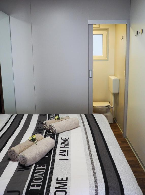 Postel nebo postele na pokoji v ubytování Lux Camp Bi Village, Mobile home Villa Buba