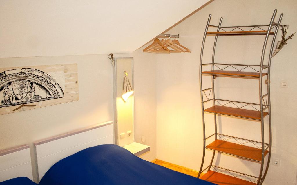 Poschodová posteľ alebo postele v izbe v ubytovaní Apartment for two persons with sea view in Trogir near the beach