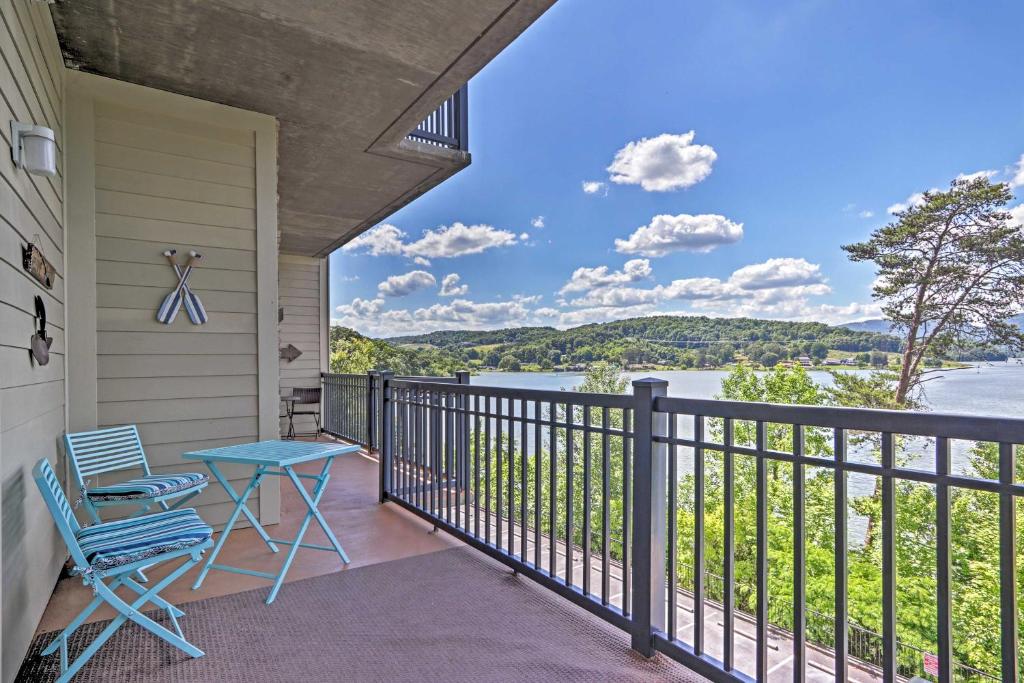 Bean StationにあるModern Family Condo with Pano Lake Views and Pool!の水辺の景色を望むバルコニー(テーブル、椅子付)