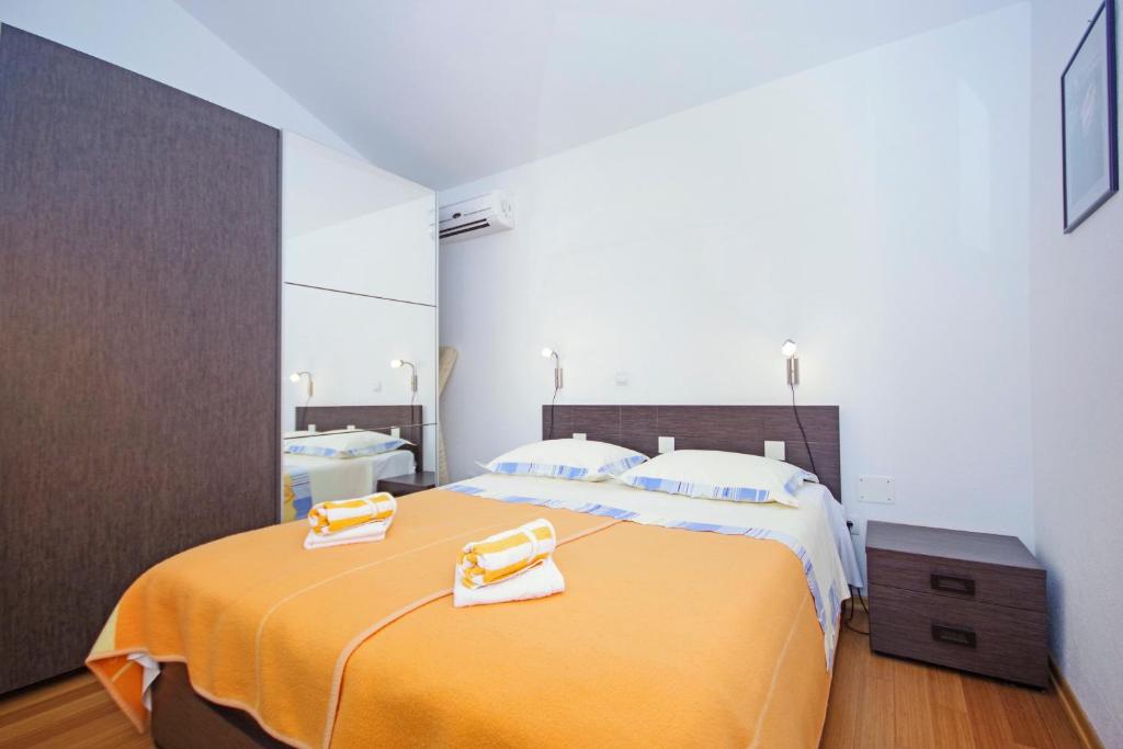 Posteľ alebo postele v izbe v ubytovaní Apartmani Srzic