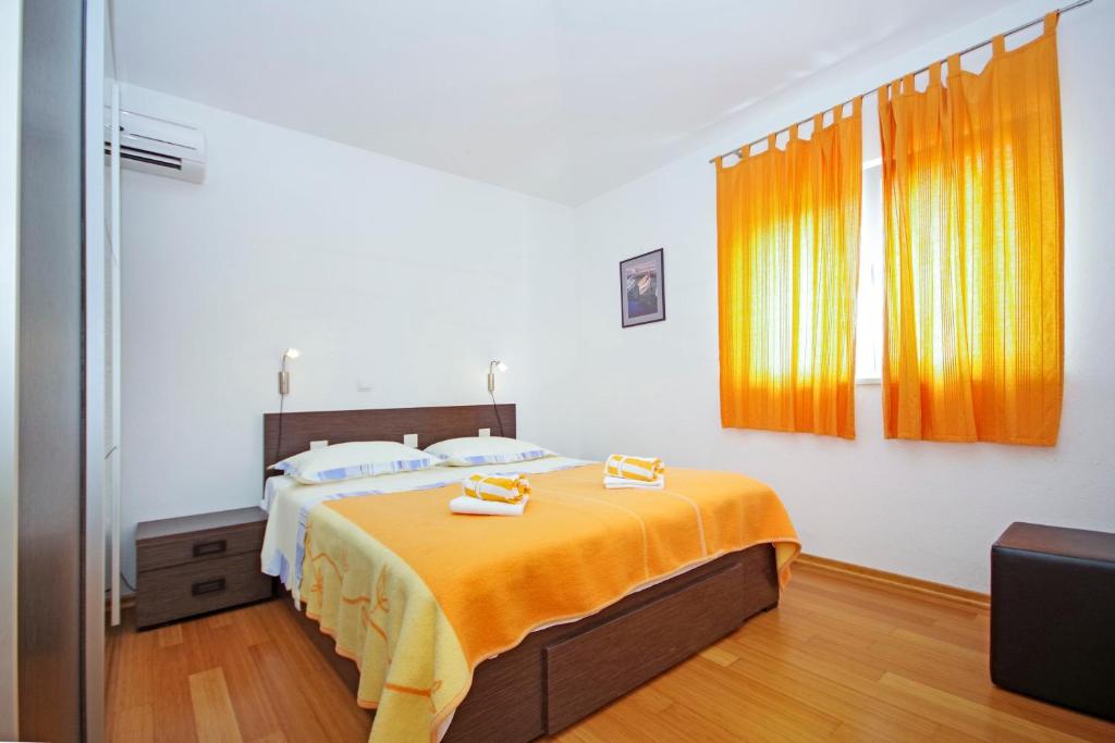 Posteľ alebo postele v izbe v ubytovaní Apartmani Srzic