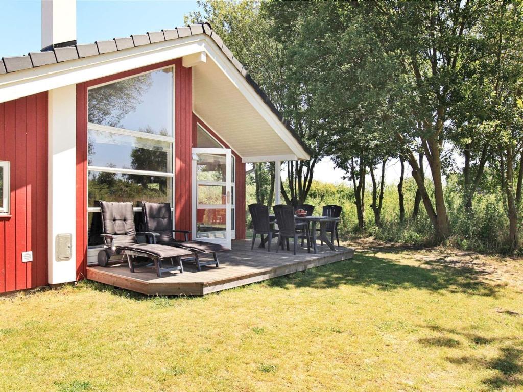 une maison dotée d'une terrasse avec des chaises et une table dans l'établissement 8 person holiday home in Gro enbrode, à Großenbrode