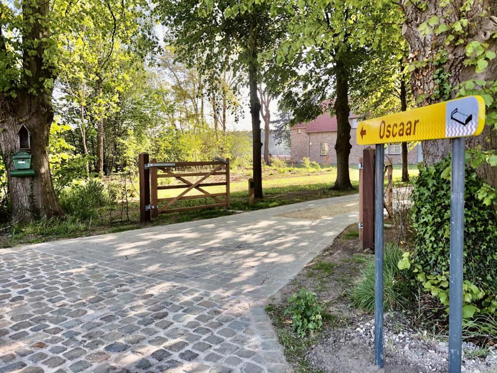 ein gelbes Straßenschild an der Straßenseite in der Unterkunft Oscaar vakantiewoning in bos in Koekelare