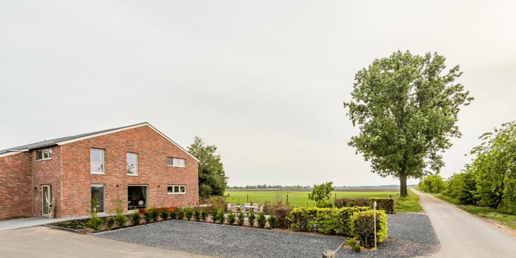 a brick house with a garden in front of it at Bed en Vrijheid in Peer