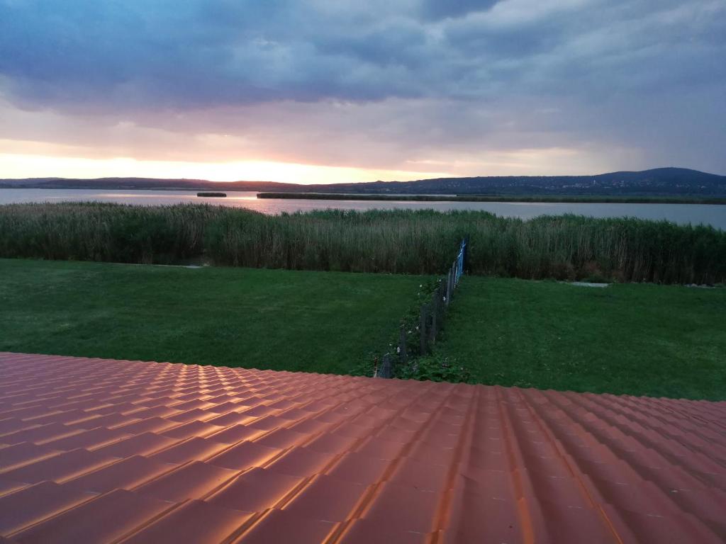 Blick auf eine Terrasse mit Blick auf das Wasser in der Unterkunft Pisztráng17 Apartman in Gárdony