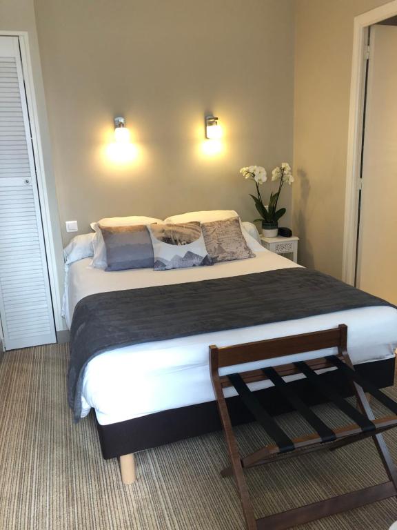 Postel nebo postele na pokoji v ubytování Hôtel Moderna