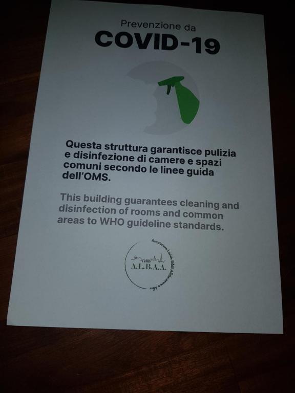 Znak na białym papierze na stole w obiekcie St. Peter's Refuge 2 w Rzymie