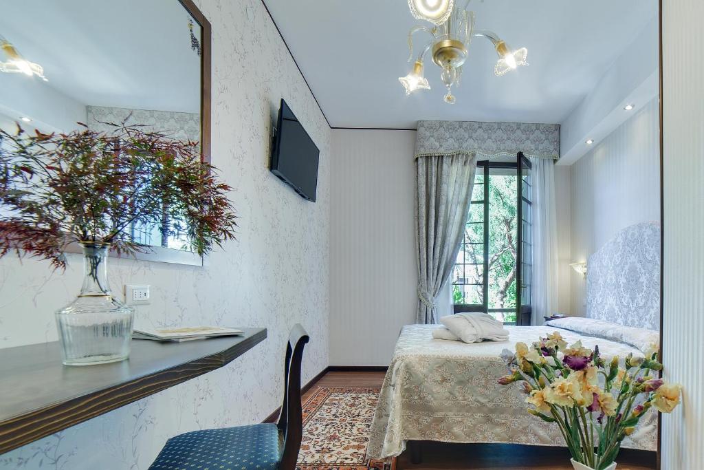 Televiisor ja/või meelelahutuskeskus majutusasutuses Hotel La Meridiana