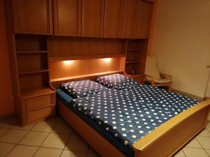 - une chambre avec un lit et une couette bleue dans l'établissement Ferienwohnung Kessel, à Appenheim