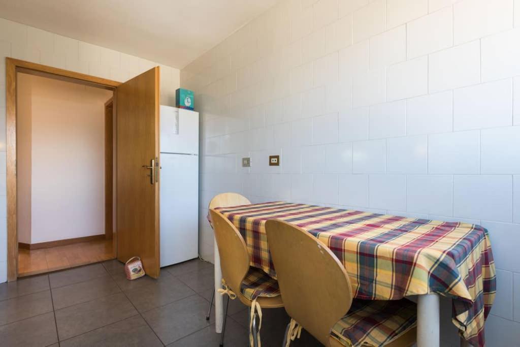 A kitchen or kitchenette at Sea views & city skyline