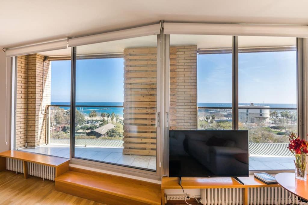 A television and/or entertainment centre at Sea views & city skyline