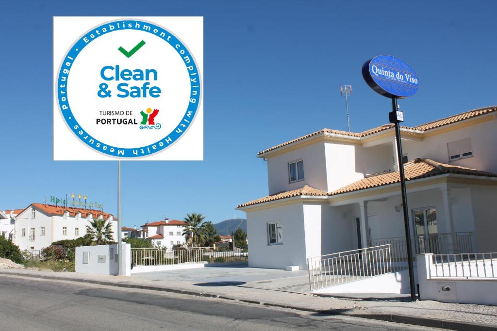 un cartello che dice pulito e sicuro di fronte a una casa di Quinta do Viso Alojamento Local a Miranda do Corvo