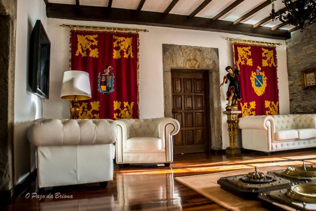 阿爾蘇阿的住宿－O Pazo da Briona，客厅配有2张白色沙发和红色窗帘