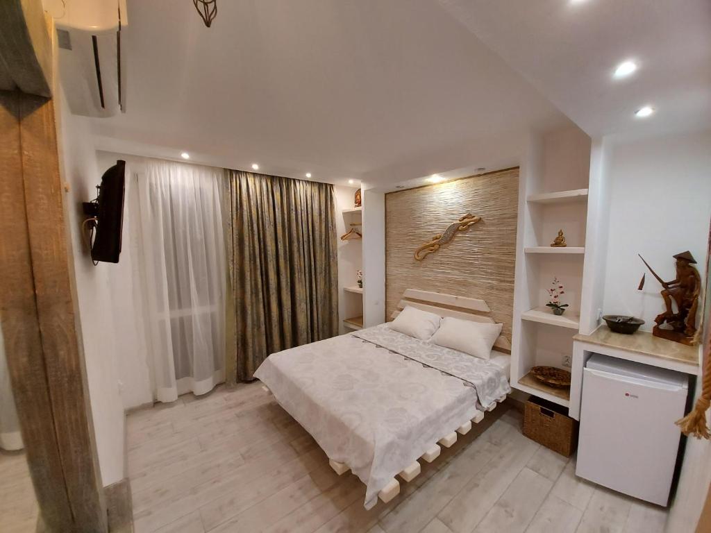 um quarto com uma cama e uma grande janela em SEA ROOM Nesebar em Nessebar