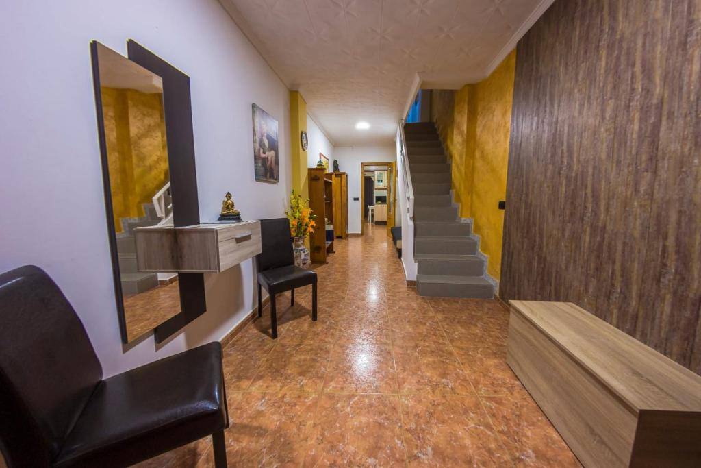 einen Flur mit einer Treppe und einer Treppe in der Unterkunft Casa Pueblo Alzira No Compartida in Alzira