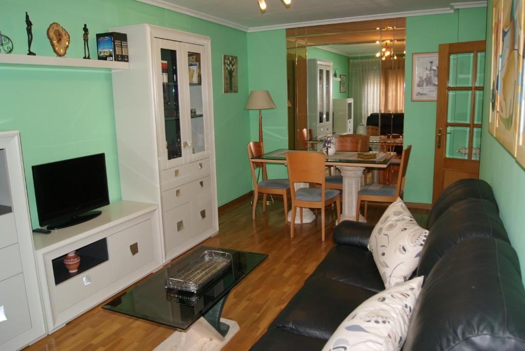 a living room with a couch and a tv at Apartamento El Caminito in Ponferrada