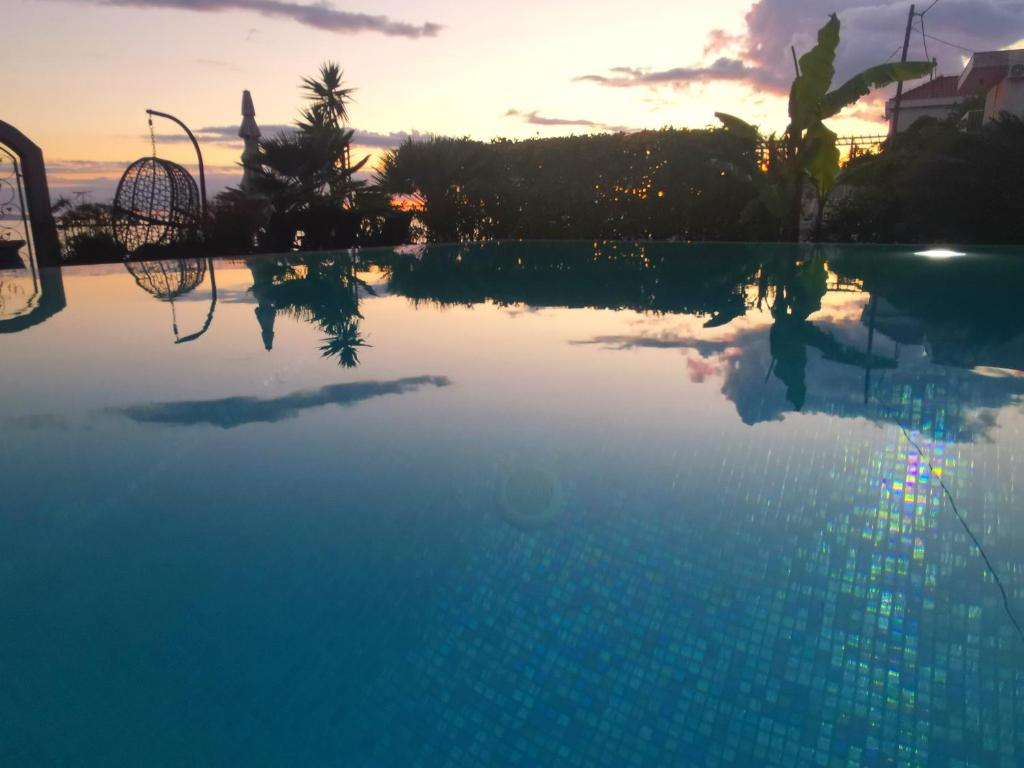 Bazén v ubytovaní Villa Maris- beachfront villa with exclusive pool alebo v jeho blízkosti