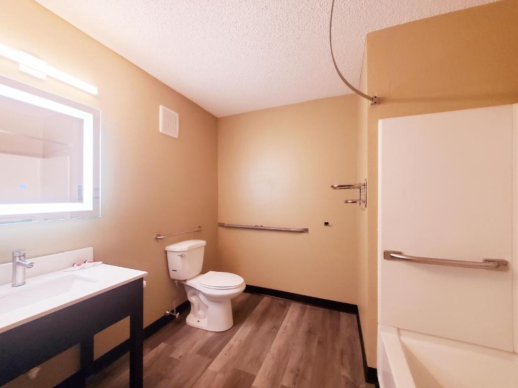 Ein Badezimmer in der Unterkunft Super 8 by Wyndham Amsterdam