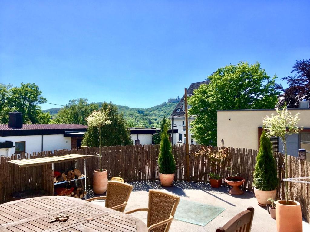 eine Terrasse mit einem Tisch, Stühlen und einem Zaun in der Unterkunft Maisonette Wohnung Südstadtvilla in Eisenach