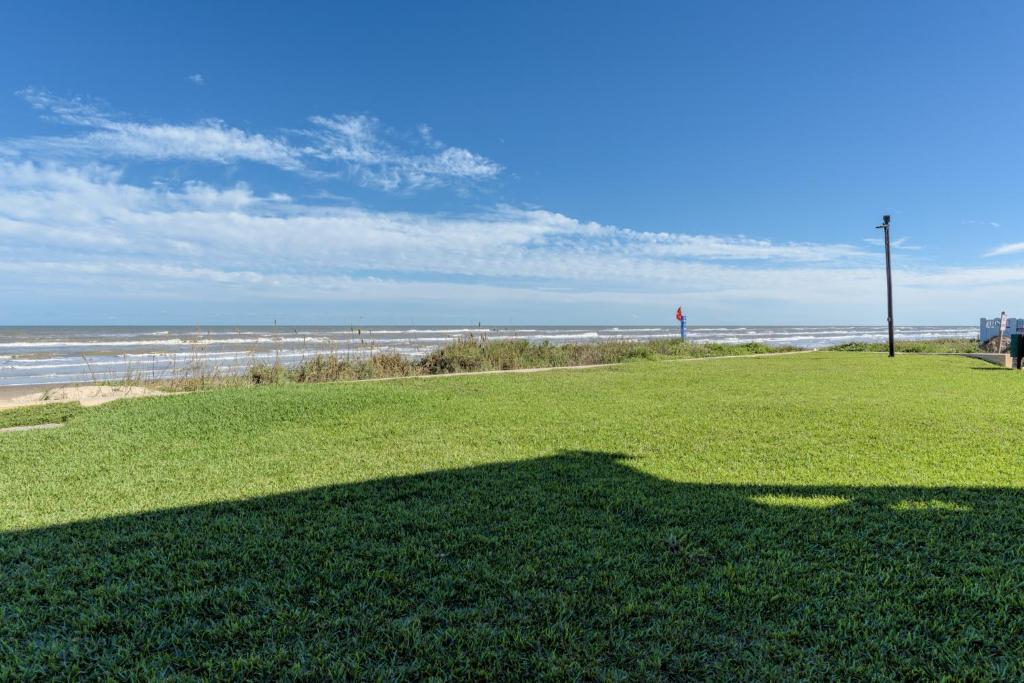 Une ombre d'une personne sur l'herbe près de la plage dans l'établissement Tiki 132, à South Padre Island