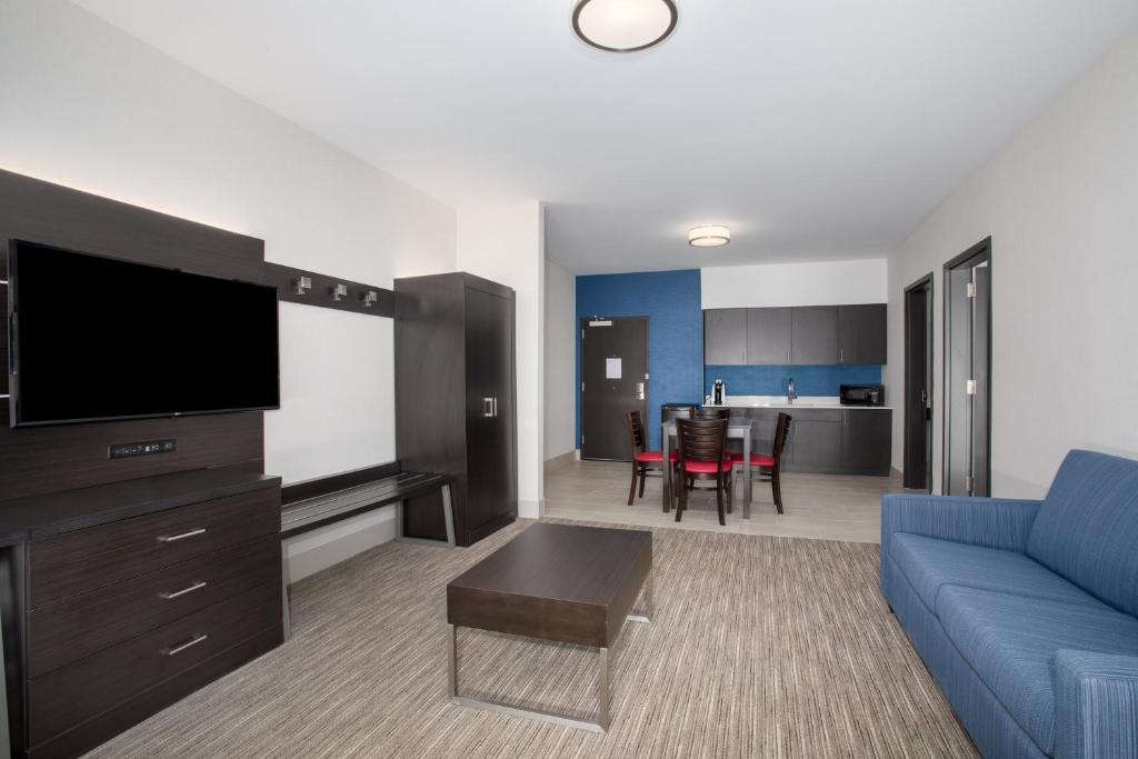 TV a/nebo společenská místnost v ubytování Holiday Inn Express & Suites - Ely by IHG