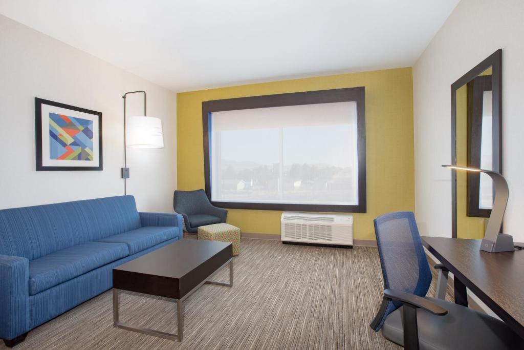 Posezení v ubytování Holiday Inn Express & Suites - Ely by IHG