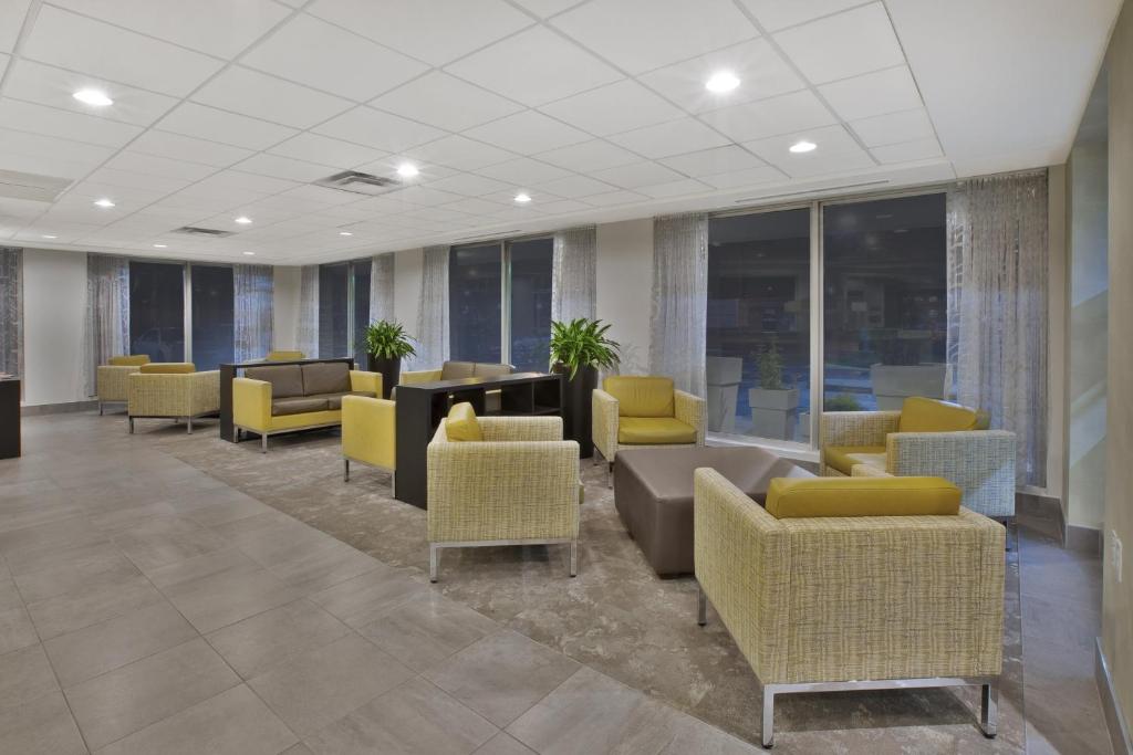 a waiting room with couches and chairs and windows at Holiday Inn Columbus Dwtn-Capitol Square by IHG in Columbus