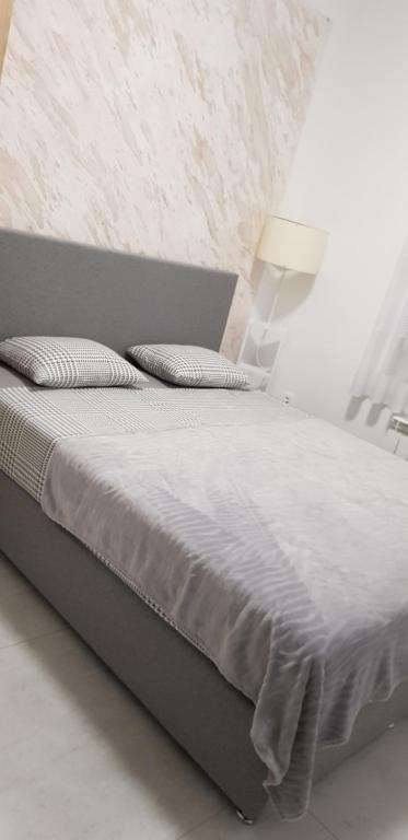 Posteľ alebo postele v izbe v ubytovaní Kabashi Apartment