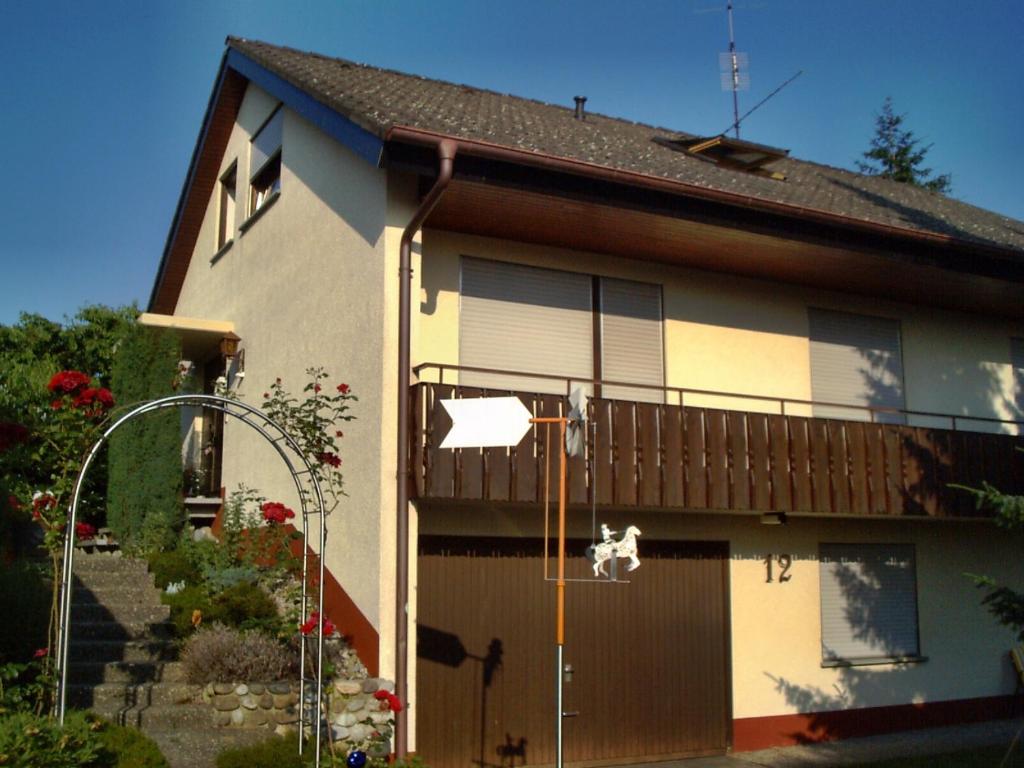 une maison avec une porte en bois et un balcon dans l'établissement Ferienwohnung Schmotzle, à Überlingen