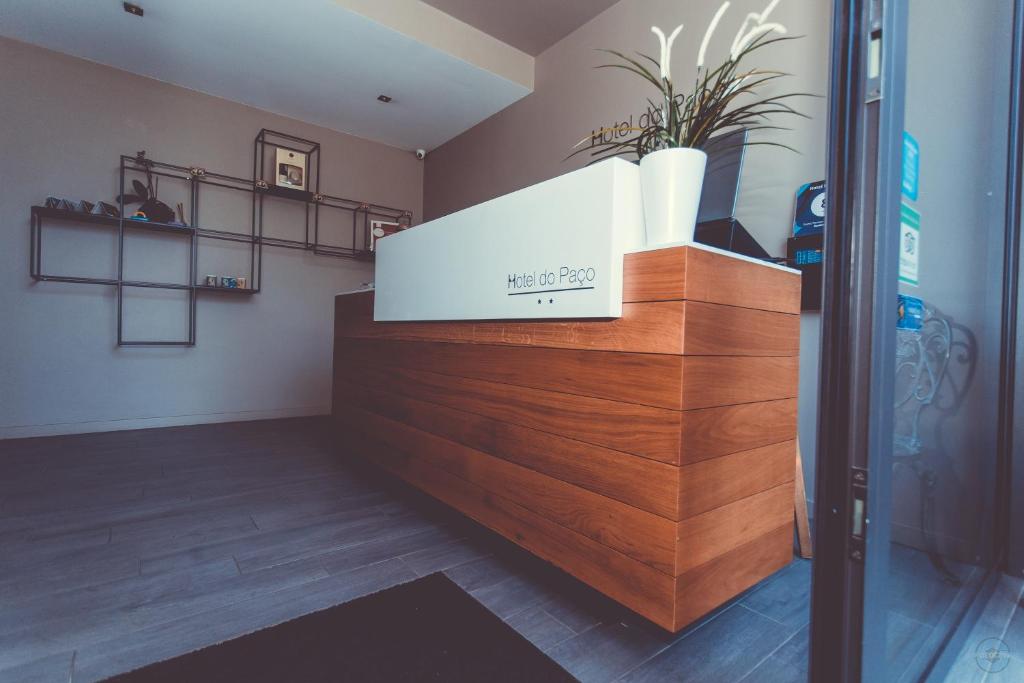 Una habitación con un mostrador con una caja. en Hotel do Paço, en Guimarães