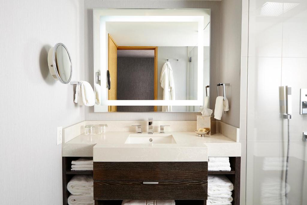 
Pacific Club Deluxe Harbour King Room
