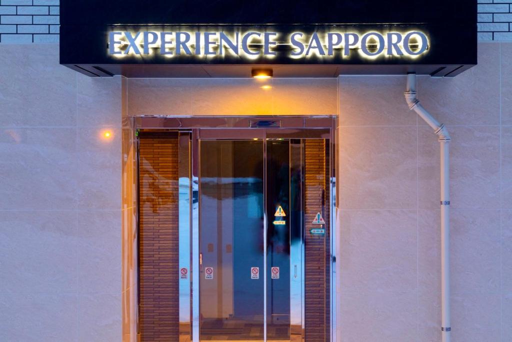 札幌的住宿－Experience Sapporo，带有标志的建筑物入口处的入口